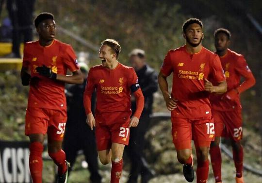 53岁齐达内夜游上海，与大妈踢毽子几分钟融入氛围，展现顶级球商