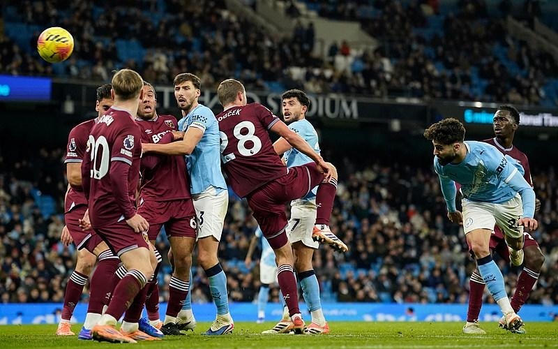 北京国安足协杯夺冠，法比奥荣膺金靴，球员拼尽全力，彰显拼搏精神。